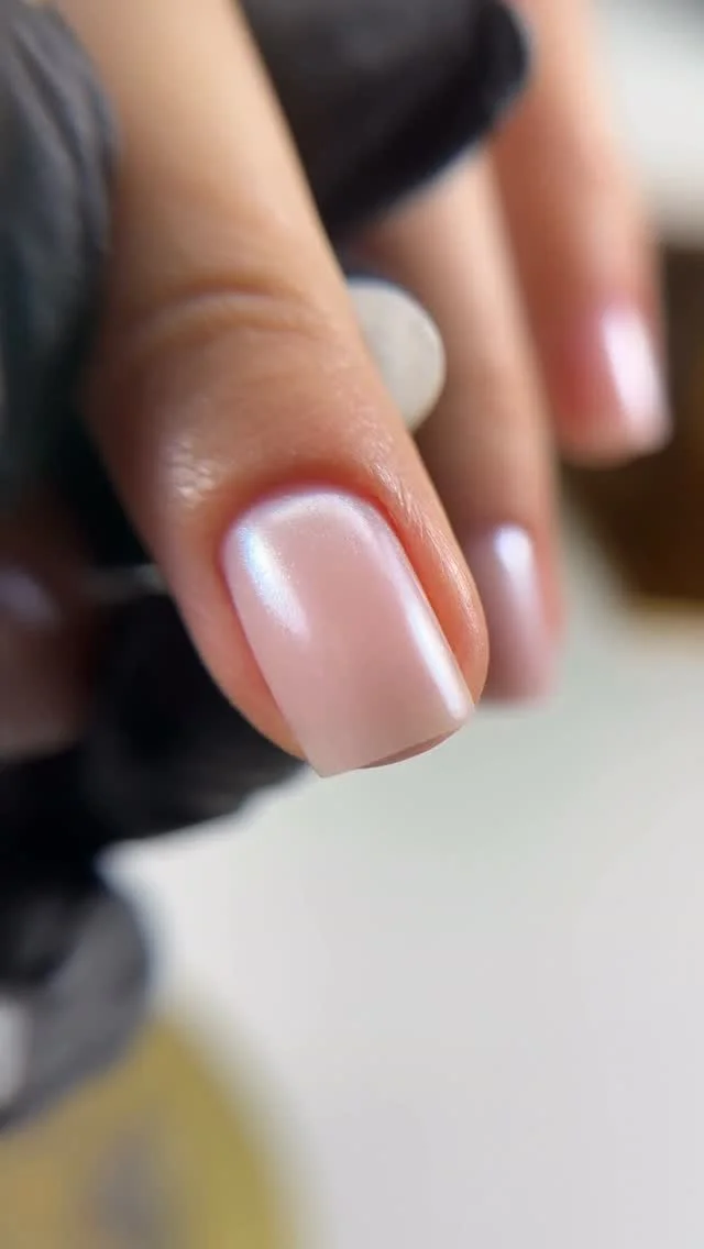 Manichiură nude, lucrată la Beyond Beauty Salon
